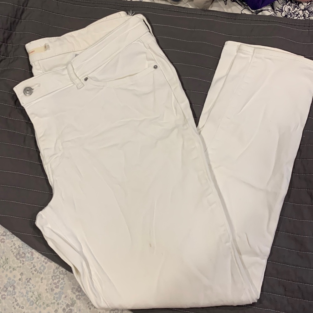 711 Skinny Levi’s white skinny jeans